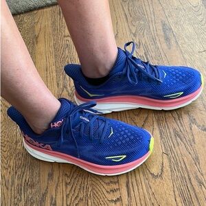 Use women Hoka One One Clifton size 8.5